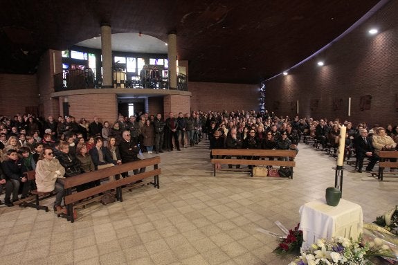Decenas de amigos se reunieron en la iglesia de La Corredoria para acompañar a la familia de Alejandro Espina en su último adiós. 