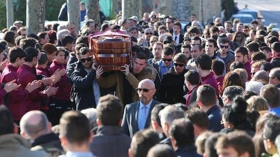 El féretro con los restos mortales de Hugo Suárez ha sido recibido con aplausos.