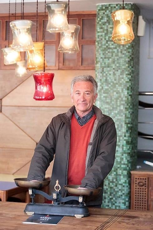 Gustavo García hace equilibrio con una balanza. 