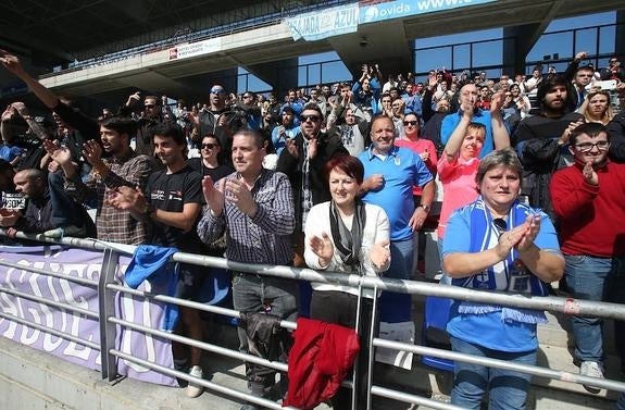 Los aficionados despidieron con una gran ovación al técnico. 