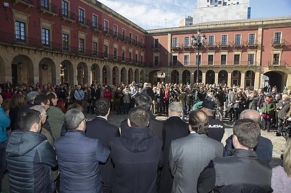 Asistentes al minuto de silencio celebrado al mediodía de ayer en la plaza Mayor. 