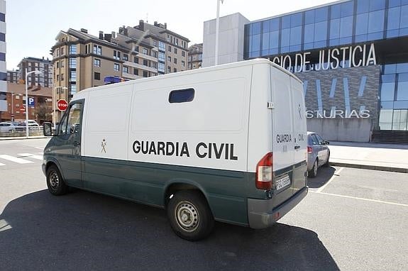 El furgón de la Guardia Civil que trasladó al detenido a la prisión de Villabona. 