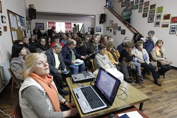 La asamblea tuvo una gran afluencia vecinal. 