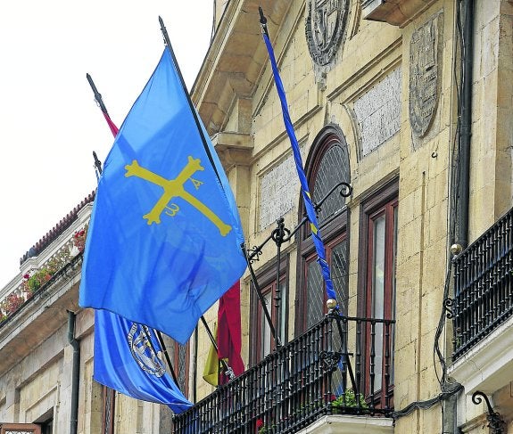 La bandera de la UE luce sin desplegar en la fachada principal de la Casa Consistorial. 
