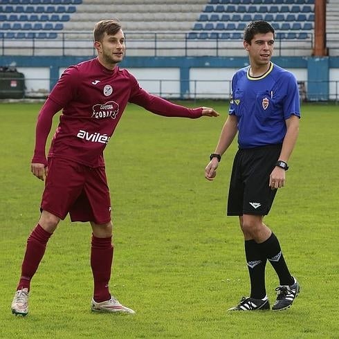 Natural de Trasona, Hugo Suárez se acercó a la banda mediada la segunda parte del partido de Primera Regional que disputaba su equipo, el Llaranes, en el campo del Miranda. Dijo que le dolía el pecho y se desplomó. Minutos después de llegar al hospital los médicos certificaron el fallecimiento. Tenía 28 años. 