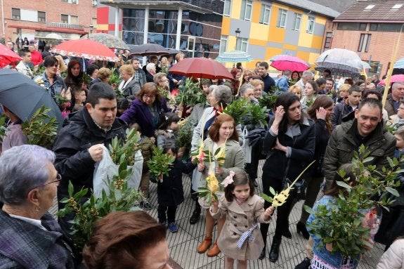 Feligreses, a la puerta de la iglesia de Blimea. 