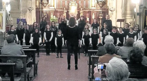 Actuación de la escuela de música en la iglesia de San Félix. 