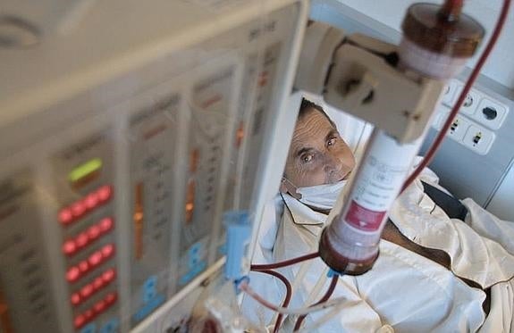 Un paciente ddiálisis en un hospital.