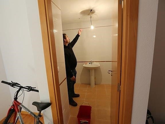 Ricardo Suárez muestra uno de los agujeros del techo por los que cae el agua. 