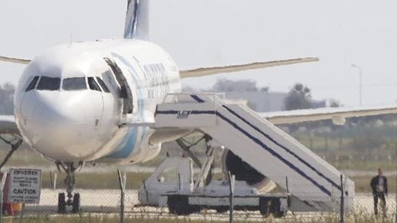 El secuestro del avión EgyptAir desviado hoy a Chipre ha concluido con la puesta en libertad de todos los pasajeros y tripulación y la entrega del autor a las autoridades.