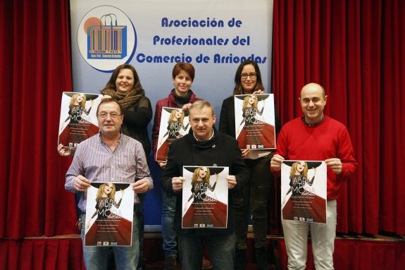 Representantes de todos los colectivos organizadores, durante la presentación ayer en Arriondas. 