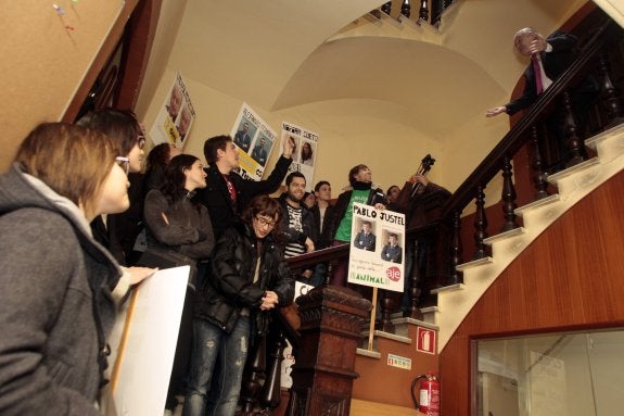 Varios estudiantes increpan al presidente del Consejo Social de la Universidad de Oviedo, Lalo Azcona, en enero de 2013. 