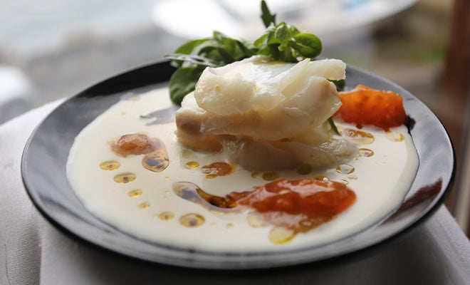 Ensalada de sopa de queso fría y bacalao