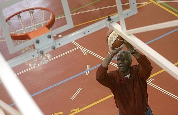 Ed Jonhson lanza a canasta, en 2010. 