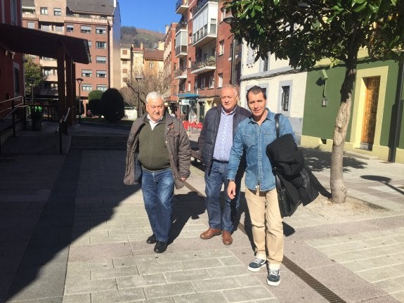 Los alcaldes de Ribera de Arriba, José Ramón García; de Morcín, Jesús Álvarez Barbao, y de Aller, David Moreno. 