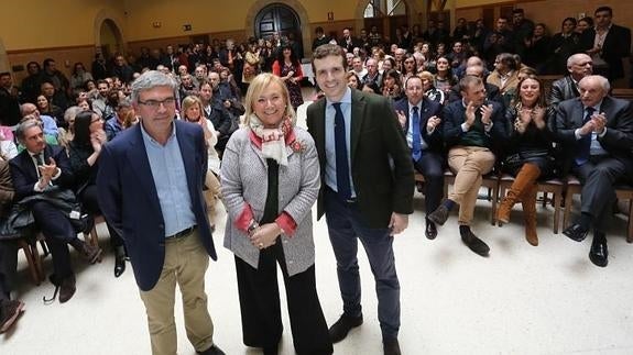 Mariano Marín, Mercedes Fernández y Pablo Casado, en el acto en la Escuela de Hostelería.