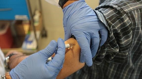 Vacunacion contra la gripe en un centro de salud de Avilés.