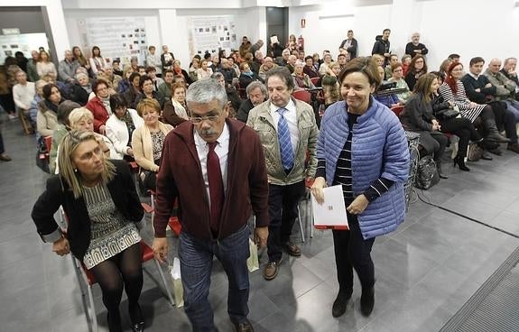 Cristina Díaz-Negrete, Luis Manuel Flórez 'Floro', Alfredo Velasco y Carmen Moriyón, ayer, al inicio del acto de celebración de los 25 años de la Asociación de Familias y Amigos de Proyecto Hombre. 