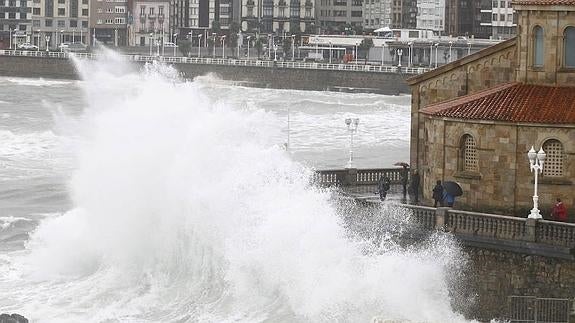 Fuerte oleaje y vientos de hasta 90 kilómetros por hora ponen en alerta al Principado