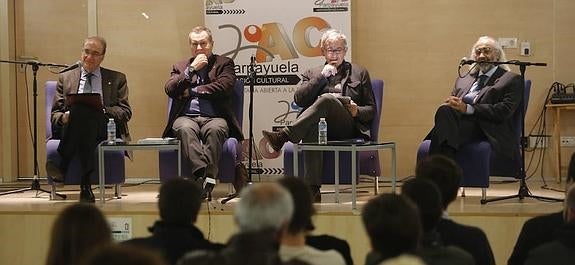 Muñiz, Sánchez Lazo, García Granda y Costa, en el debate de la Asociación Cultural Parpayuela. 