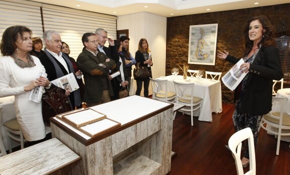 La galerista Viki Blanco ejerció de anfitriona con los participantes en la visita guiada en Casa Gerardo. 