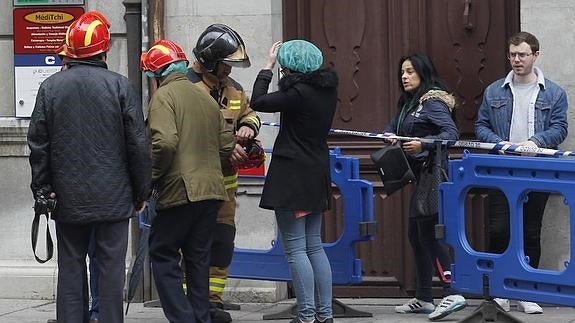 Trabajadores de negocios y oficinas de Uría, 56 se pertrechan para entrar a recoger enseres.