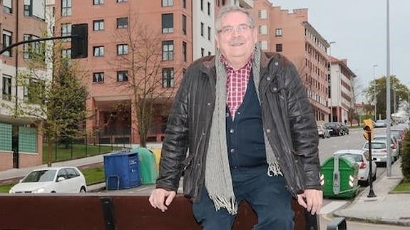 Iván Suárez, en la calle Gloria Fuertes, lindante con el parque fluvial. 