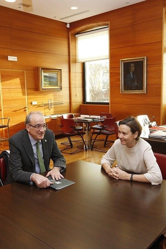 José Muñiz conversa con la alcaldesa. 