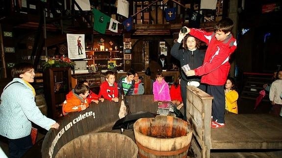 Un grupo de niños de visita en el Museo de la Sidra.