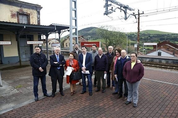 El edil Alfredo Rodríguez, el diputado Antonio Trevín, la presidenta vecinal Rosa Muñiz, el alcalde Gerardo Sanz y vecinos, ayer. 