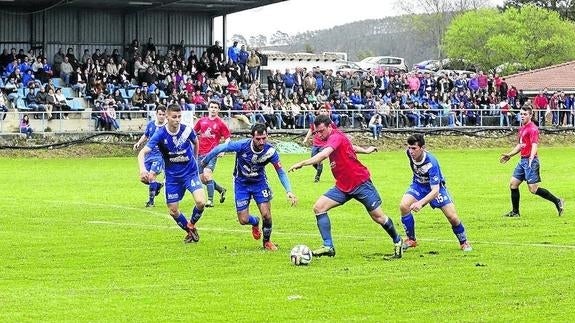 Una de las jugadas del derbi en La Peña. 