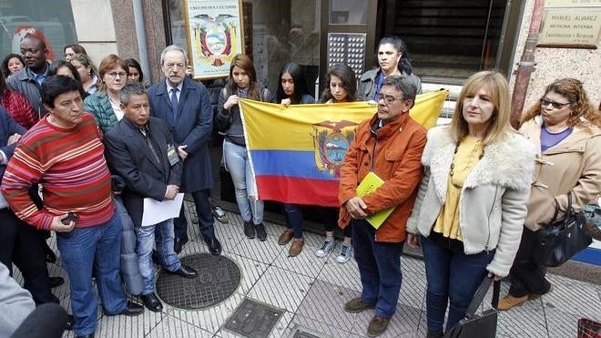 Miembros de la Asociación de Ecuatorianos Residentes en el Principado, junto a vecionos y representantes de la corporación municipal, durante el minuto de silencio. 