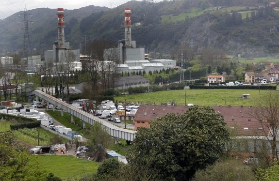 Los pisos de protección oficial de Ferreros junto a chabolas y vehículos abandonados. 
