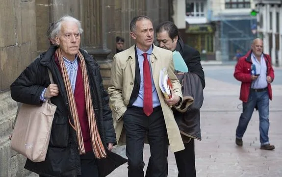 A la izquierda, el exarquitecto municipal, Ángel Rami. Detrás, algo tapado, el secretario del Ayuntamiento, Santiago Fernández Molpeceres. 