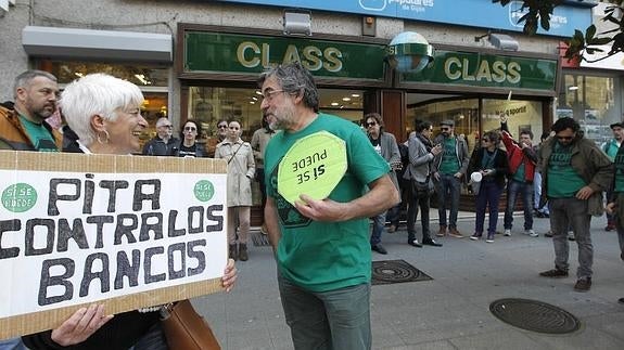 La medalla a la plataforma antidesahucios rompe la unidad del Pleno de distinciones