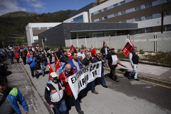 Los manifestantes, a su llegada al Centro Polivalente de Recursos de Riaño. 