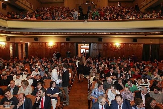 El Teatro Filarmónica se quedó pequeño para asistir a la presentación del documental. 