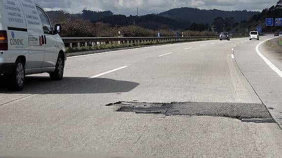 Uno de los baches que se van a reparar a partir del lunes.