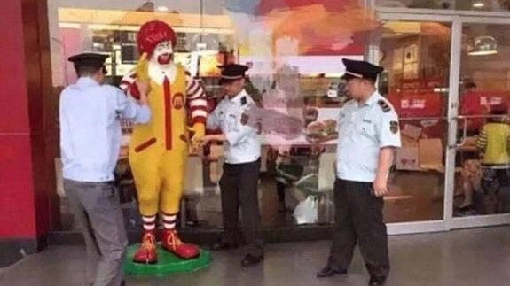 Detienen a una estatua de Ronald McDonald en China