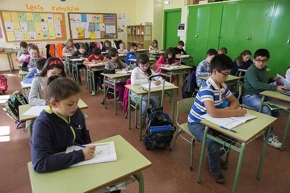 Alumnos de cuarto de Primaria del colegio Atalía de Gijón hicieron el año pasado la prueba TIMSS, de ciencias y matemáticas. 