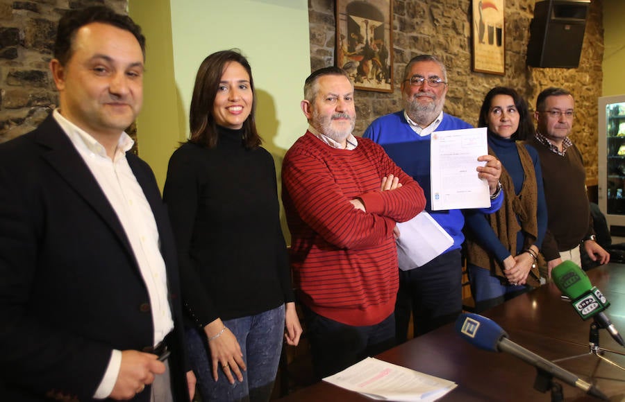 Rueda de prensa del abogado Manuel Estrada, de rojo, con varios ex concejales del PP días después de conocer la setencia judicial que anula el congreso local del Partido Popular por la inclusión de afiliados fallecidos en el censo electoral.