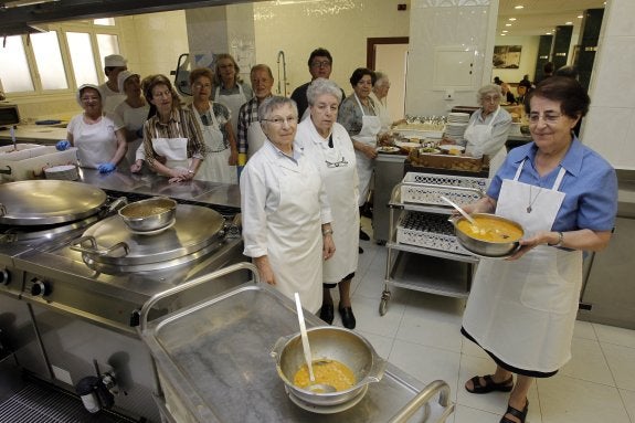 Trabajadores de la Cocina Económica de Oviedo, a punto de servir una de sus comidas. 
