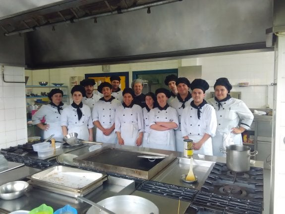 El grupo de alumnos de primero de Dirección de Cocina, ayer en la cocina de la escuela. 