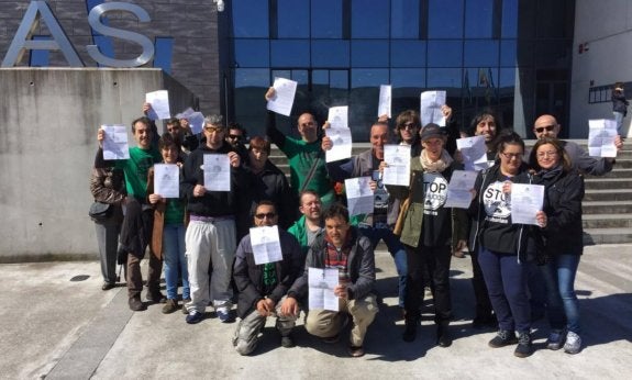 El grupo que hoy recogerá la medalla organizó ayer en el Palacio de Justicia de Gijón un acto contra las titulizaciones hipotecarias. 