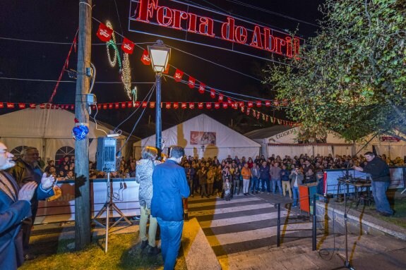 Momento del encendido del recinto a cargo de los concejales del Ayuntamiento de Piloña. 