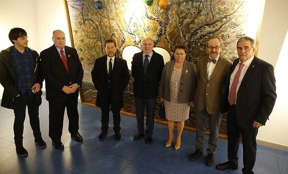 Premios Mierense del Año. Juan Ponte, Laudelino Rodríguez (presidente de Mierense del Año), el consejero Genaro Alonso, Germán Rodríguez, Piedad Martínez, Ernesto Burgos y el alcalde de Mieres. 