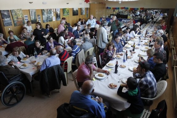 Los vecinos de Santa Bárbara disfrutaron de la comida de aniversario. 