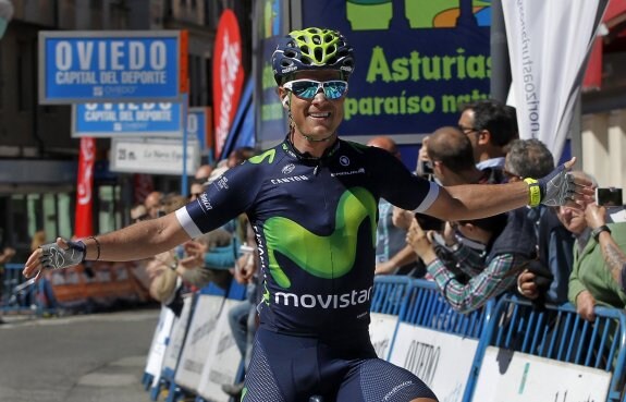 Carlos Betancour, tras vencer en la segunda etapa entre Cangas del Narcea y Pola de Lena. 