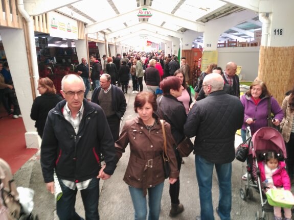 Público asistente a la Feria de Muestras de Tineo, que ayer se clausuró. 