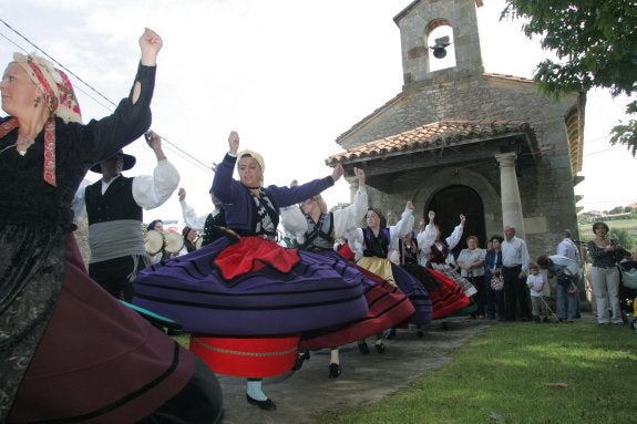 Danzas tradicionales en la parroquia de Castiello de Bernueces. 